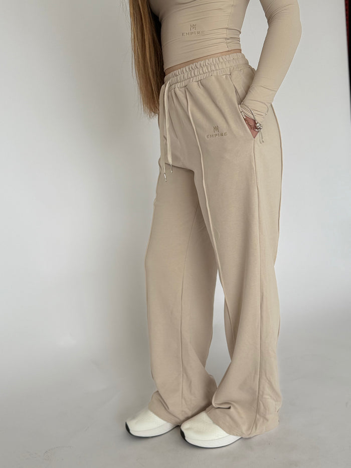 Woman wearing baggy beige joggers with pockets 