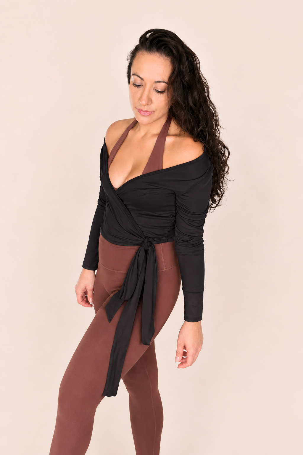 A lady wearing the contour sculpt wrap in black
