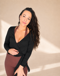 A lady wearing the contour sculpt wrap in black